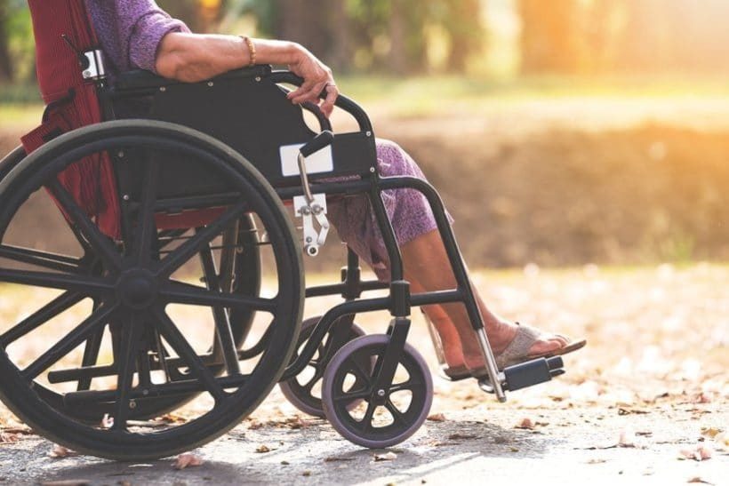 Rollstuhl Fur Senioren Rollstuhle Kaufen Mobilitat Im Alter